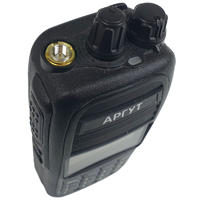 Радиостанция Аргут А‑12 — профессиональная авиационная рация VHF для наземных служб и пилотов. ​  Назначение и область применения Радиостанция Аргут А‑12 предназначена для аналоговой радиосвязи в авиационном диапазоне между воздушными судами и наземными службами: диспетчерскими пунктами, аэропортами и службами управления полётами. Она совместима с существующими аналоговыми авиационными системами связи и подходит для профессиональной эксплуатации в гражданской и малой авиации. ​  Конструкция и защита корпуса Корпус Аргут А‑12 выполнен с высоким уровнем защиты IP65, полностью защищён от попадания пыли и устойчив к струям воды под любым углом. Такая конструкция позволяет использовать рацию в сложных условиях: на лётном поле, в морской среде, на промышленных объектах и в неблагоприятную погоду. ​  Эксплуатация и температурный диапазон Радиостанция сохраняет работоспособность в широком диапазоне температур от −30 до +60 °C, что делает её пригодной для эксплуатации практически в любой климатической зоне. Устройство уверенно работает как в условиях сильного холода, так и при жаре и высокой влажности. ​  Дисплей и органы управления Информативный жидкокристаллический дисплей с регулируемой подсветкой отображает частоту или номер канала, уровень заряда аккумулятора, режим шумоподавления, VOX, сканирование и пункты меню. Удобная клавиатура с дополнительными кнопками обеспечивает быстрый доступ к основным функциям и позволяет менять ряд настроек без компьютера, а блокировка клавиатуры предотвращает случайные нажатия. ​  Дополнительные функции Встроенный FM‑радиоприёмник даёт возможность прослушивать радиостанции и получать информации о погоде и предупреждениях там, где нет сотовой связи и интернета. Функции шумоподавления, VOX, таймер ограничения времени передачи и режим сканирования каналов повышают комфорт работы и помогают быстро находить активные частоты. ​  Питание и автономность Питание Аргут А‑12 осуществляется от литий‑ионного аккумулятора ёмкостью 2600 мА·ч, обеспечивающего длительную автономную работу в течение рабочей смены. Зарядка осуществляется через комплектную зарядную базу и сетевой адаптер, что удобно для стационарного и мобильного использования. ​  Комплектация В стандартный комплект поставки входят: радиостанция Аргут А‑12, VHF‑антенна, Li‑Ion аккумулятор 2600 мА·ч, зарядная база, сетевой адаптер 220 В/12 В, клипса для ношения на поясе, кистевой ремешок, руководство пользователя и фирменная коробка. Такая комплектация позволяет сразу приступить к работе без дополнительных покупок. ​  Кому подойдёт Аргут А‑12 Аргут А‑12 будет полезна пилотам, диспетчерам, аэродромным службам и техническому персоналу, которым требуется устойчивая авиационная связь в сложных условиях эксплуатации. Если вам нужна надёжная авиационная радиостанция с защитой IP65 и удобным управлением, оформите заказ на Аргут А‑12 и получите консультацию по настройке под ваши задачи.