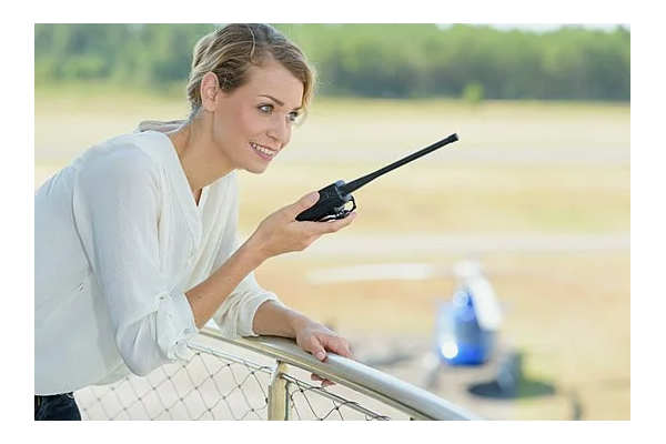 Использование раций при организации общественных уличных мероприятий: эффективная связь с RVtech.ru