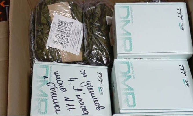 Ученики 4 класса 11-й школы собрали денег, чтобы купить подшефным бойцам необходимые средства связи Ученики 4 класса 11-й школы собрали денег, чтобы купить подшефным бойцам необходимые средства связи